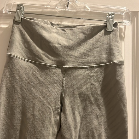 ALO leggings high waist airbrush pistachio colored. - Picture 4 of 6